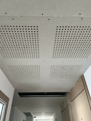 ALTO – Plafond acoustique & décoratif spécial couloir design CLASSIQUE